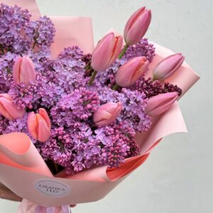 Красивый авторский букет из тюльпанов и сирени