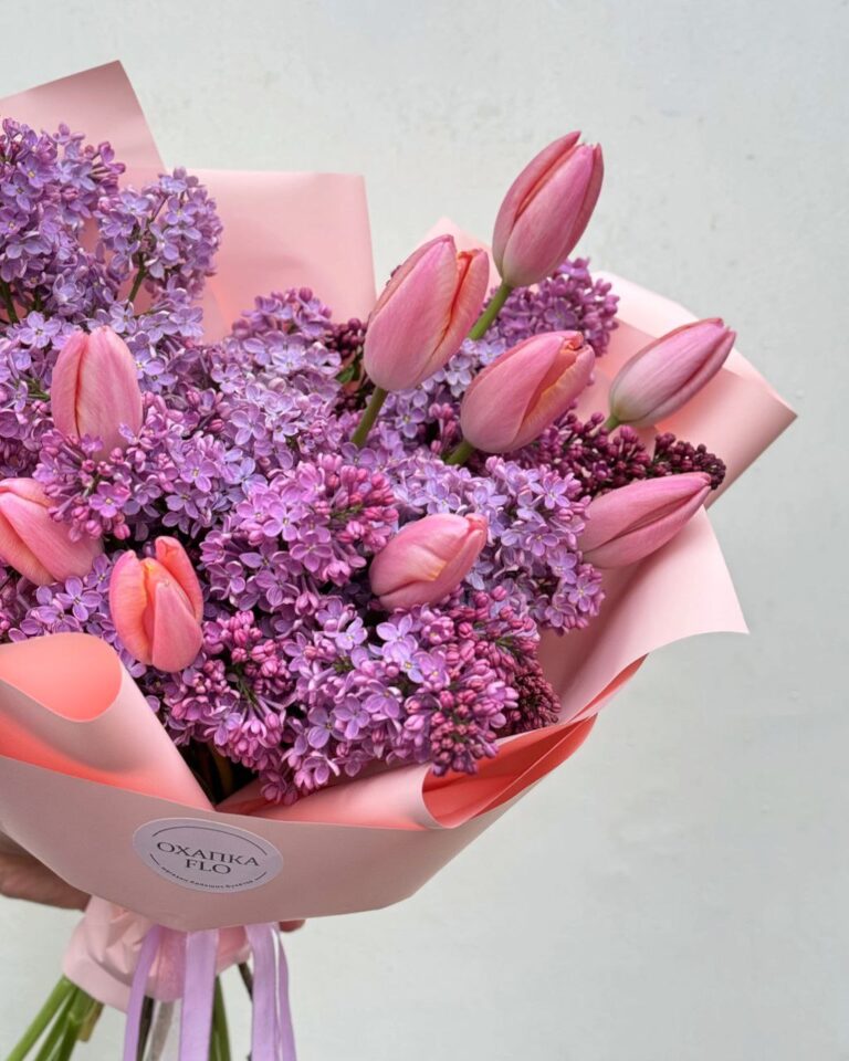 Красивый авторский букет из тюльпанов и сирени