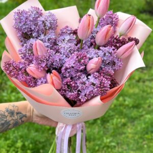 Красивый авторский букет из тюльпанов и сирени