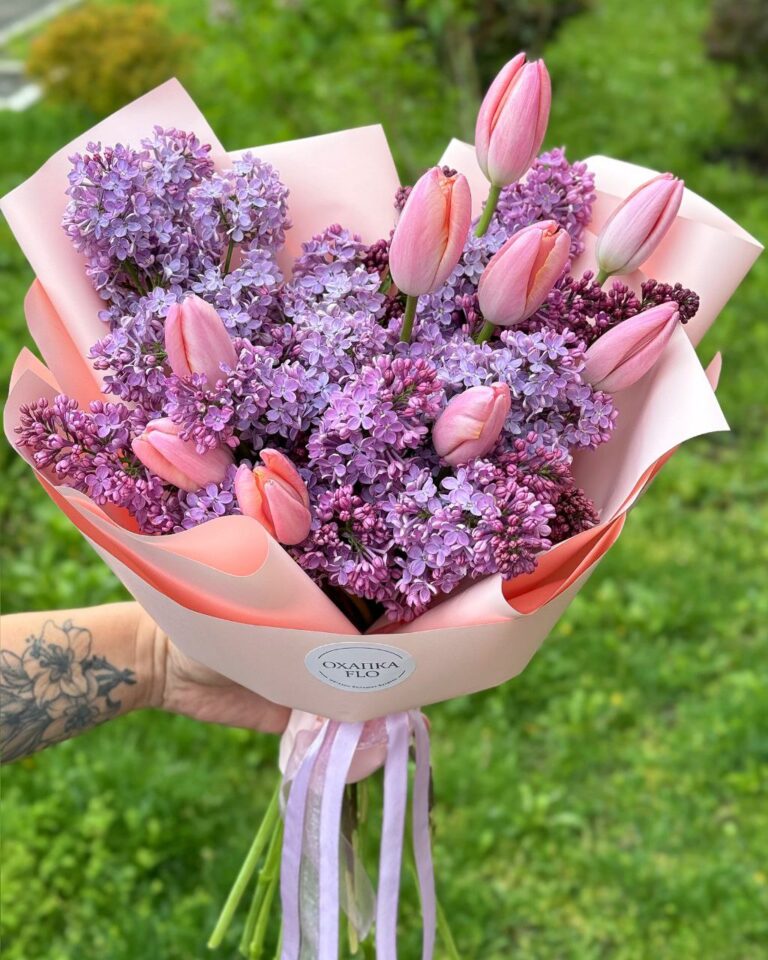 Красивый авторский букет из тюльпанов и сирени