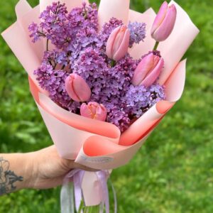 Красивый авторский букет из тюльпанов и сирени
