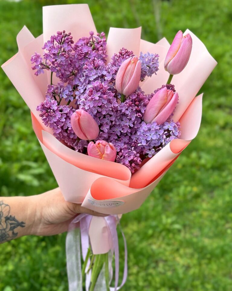 Красивый авторский букет из тюльпанов и сирени