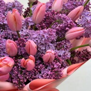 Красивый авторский букет из тюльпанов и сирени