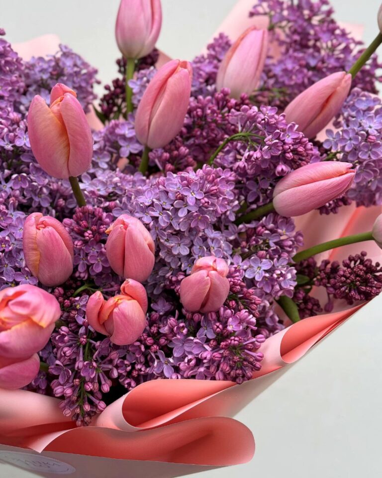 Красивый авторский букет из тюльпанов и сирени