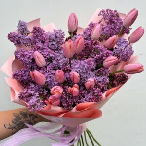 Красивый авторский букет из тюльпанов и сирени
