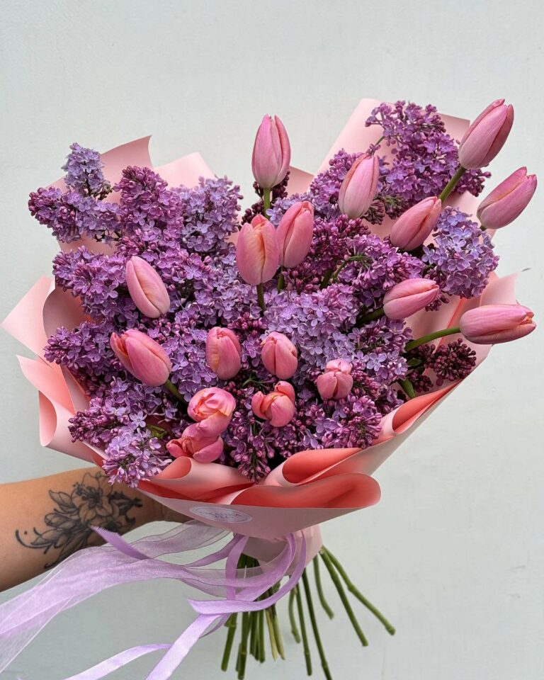 Красивый авторский букет из тюльпанов и сирени