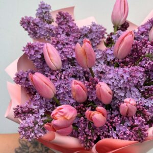 Красивый авторский букет из тюльпанов и сирени