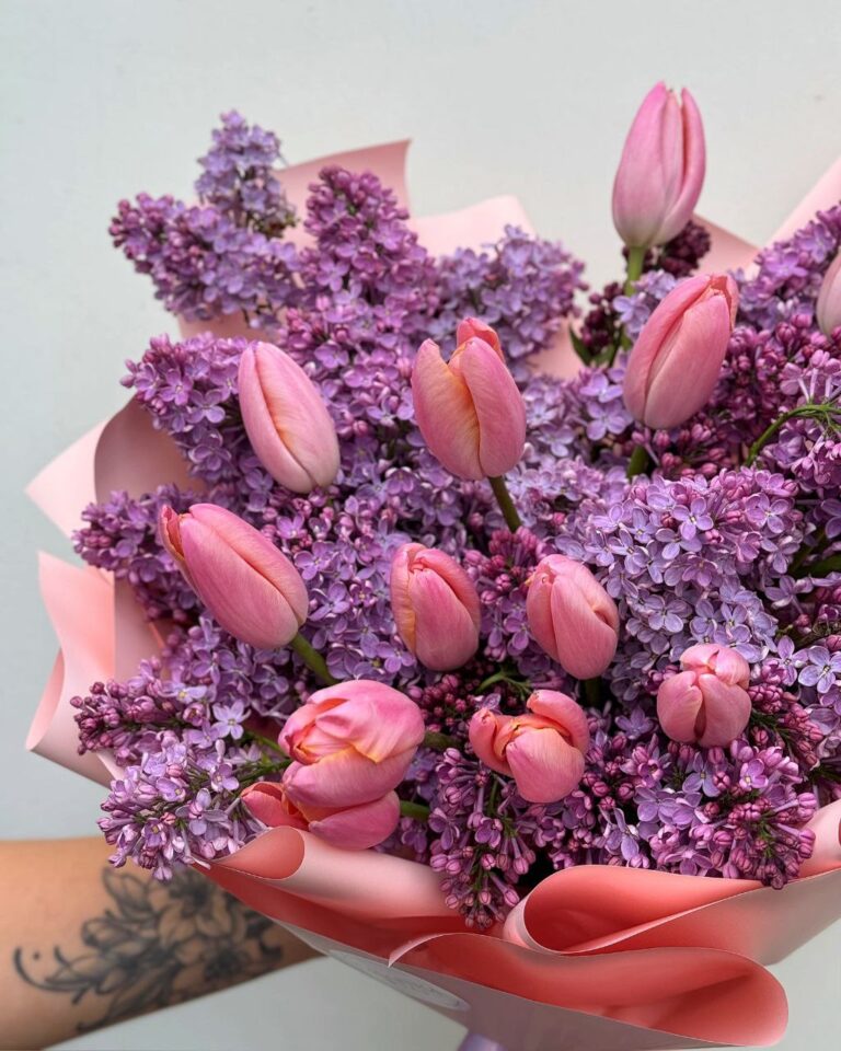 Красивый авторский букет из тюльпанов и сирени