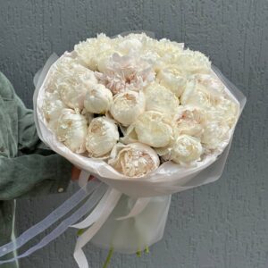 Букет пионов белых Боул оф крем 25 штук в букете