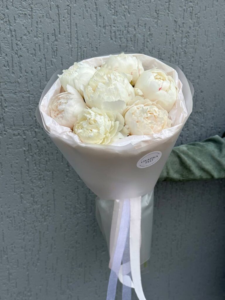 Букет пионов белых Боул оф крем 7 штук в букете
