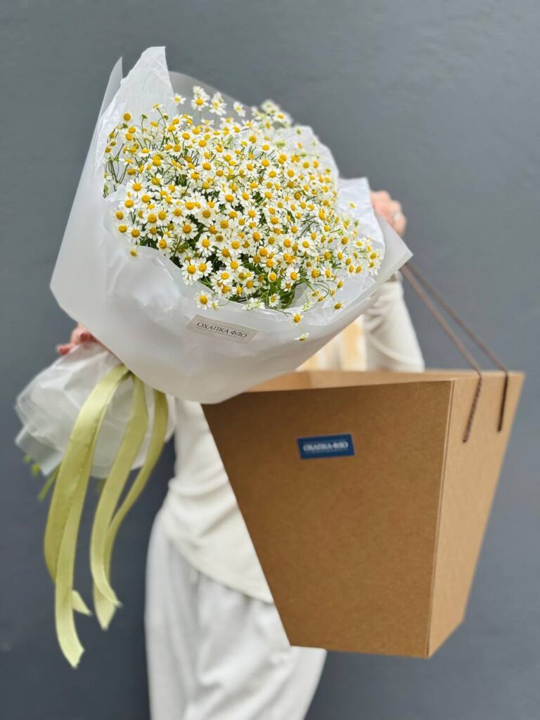 Букет из 15 кустовых ромашек
