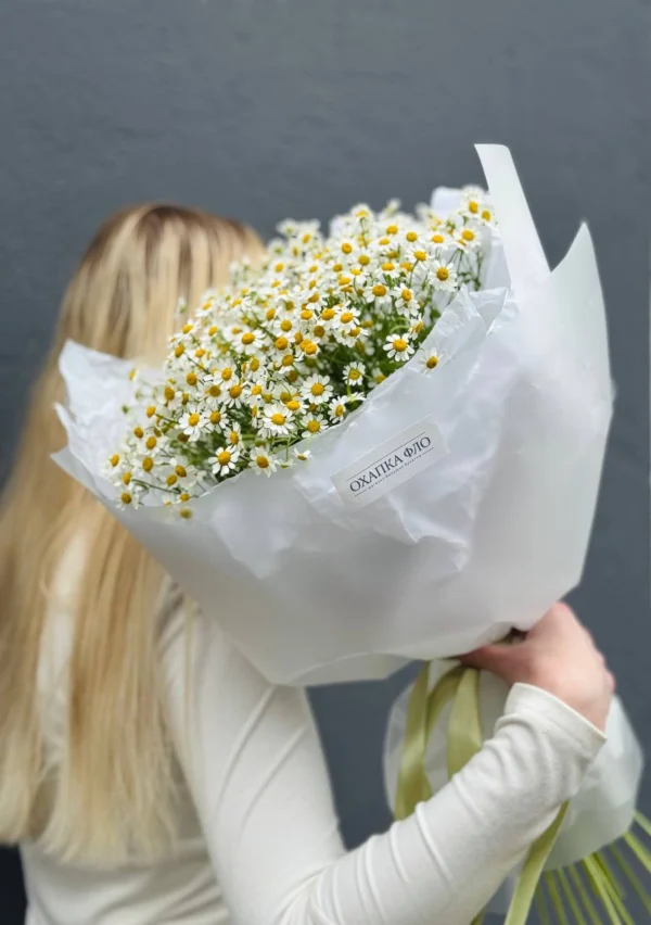Букет из 15 кустовых ромашек