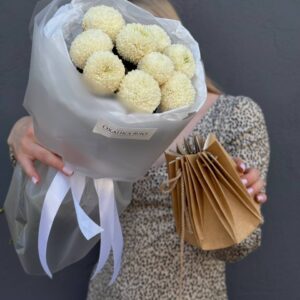 Букет из 9 белых хризантем