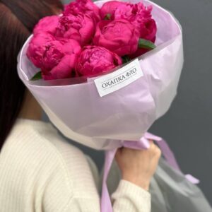 Букет ярко-розовых пионов сорта Канзас
