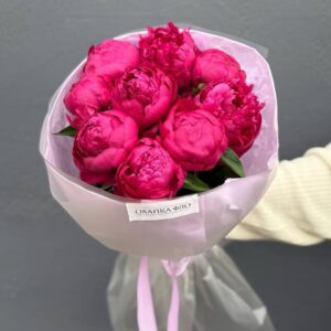 Букет ярко-розовых пионов сорта Канзас