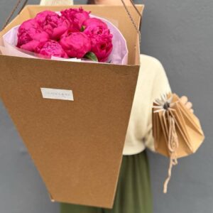 Букет ярко-розовых пионов сорта Канзас