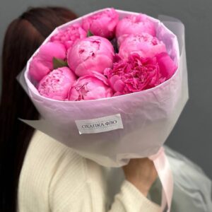 Букет из 9 розовых пионов сорта Флеминг