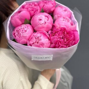 Букет из 9 розовых пионов сорта Флеминг