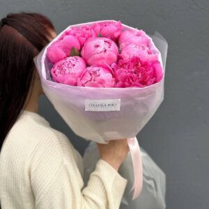 Букет из 9 розовых пионов сорта Флеминг