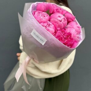 Букет из 9 розовых пионов сорта Флеминг