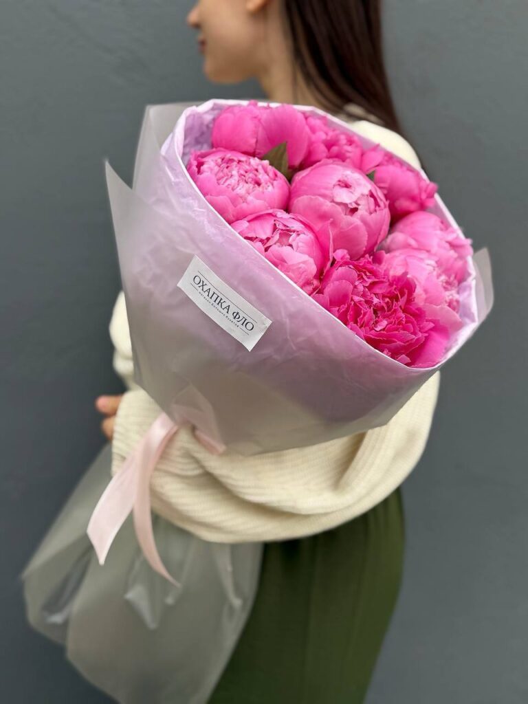 Букет из 9 розовых пионов сорта Флеминг