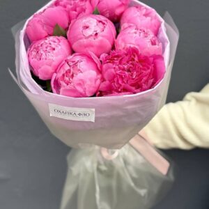 Букет из 9 розовых пионов сорта Флеминг