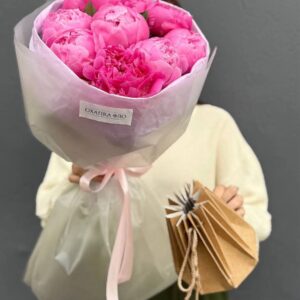 Букет из 9 розовых пионов сорта Флеминг