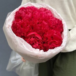 Букет красных пионов сорт Комманд Перфоманс