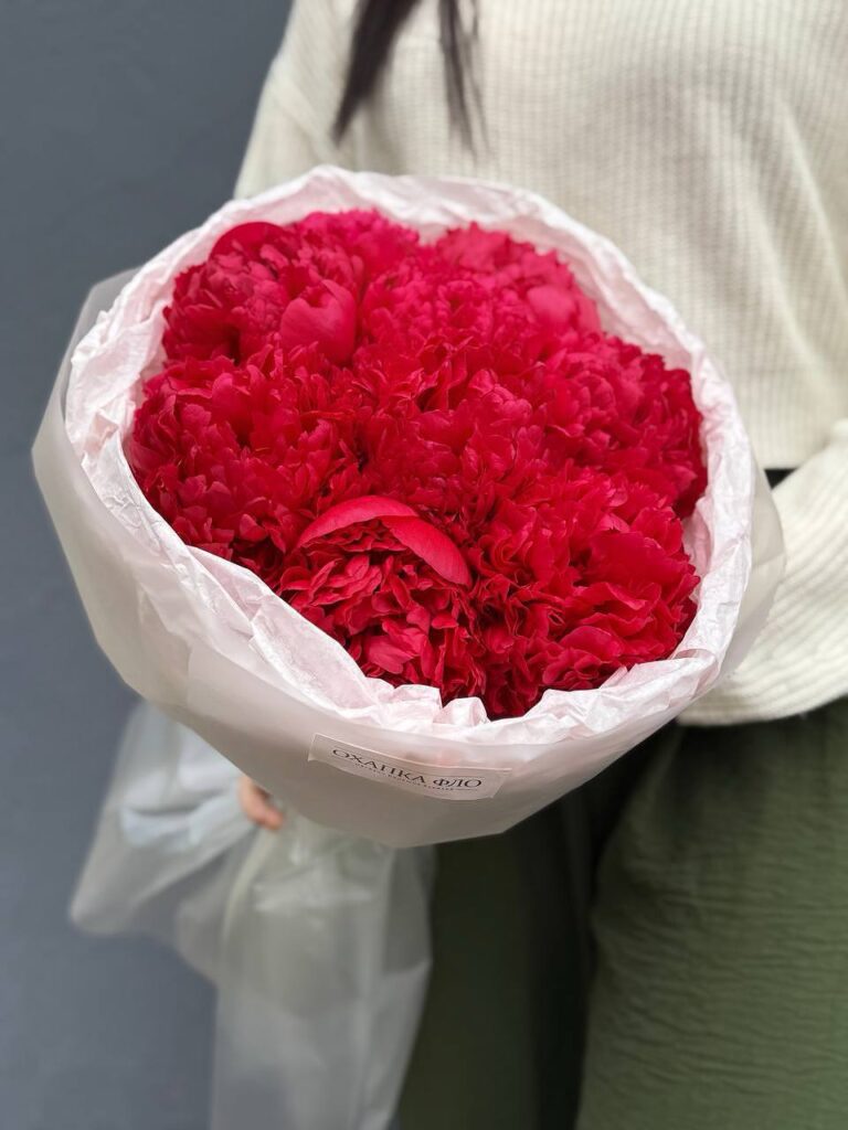 Букет красных пионов сорт Комманд Перфоманс