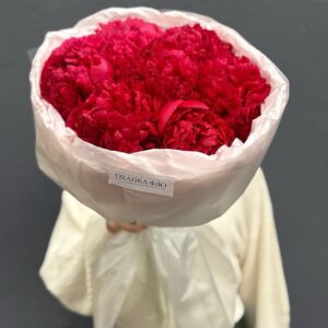 Букет красных пионов сорт Комманд Перфоманс