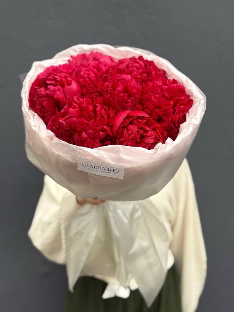 Букет красных пионов сорт Комманд Перфоманс