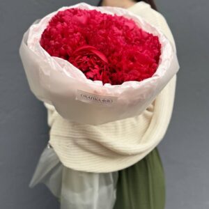 Букет красных пионов сорт Комманд Перфоманс