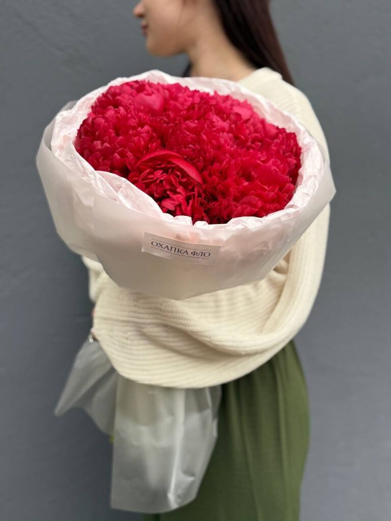 Букет красных пионов сорт Комманд Перфоманс