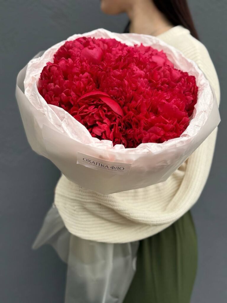 Букет красных пионов сорт Комманд Перфоманс