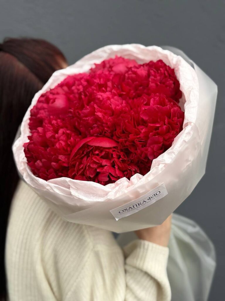 Букет красных пионов сорт Комманд Перфоманс