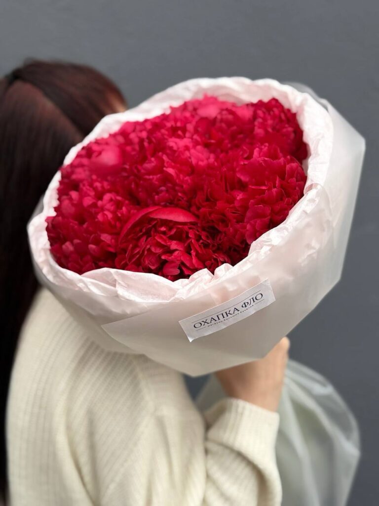 Букет красных пионов сорт Комманд Перфоманс