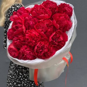 Букет красных пионов Комманд Перфоманс, 15 штук.