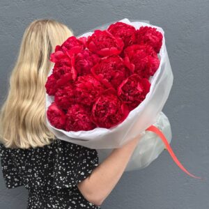 Букет красных пионов Комманд Перфоманс, 15 штук.