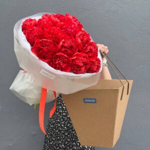 Букет красных пионов Комманд Перфоманс, 15 штук.