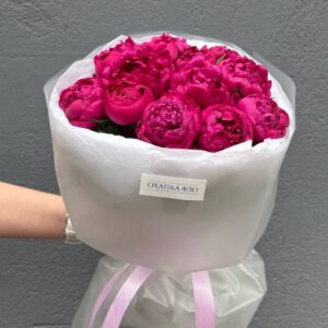 Букет из 15 ярко-розовых пионов сорта Канзас