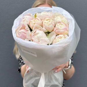 Букет из 9 кремово-розовых пионов сорта Мазер чойс
