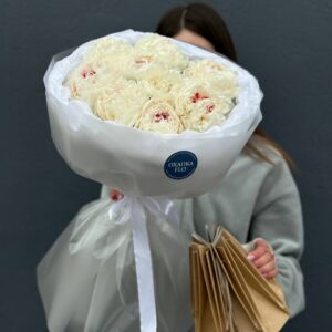 Букет из 9 белых пионов сорта Сара вайт