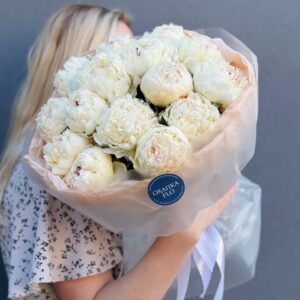 Букет белых пионов Сара вайт 15 штук