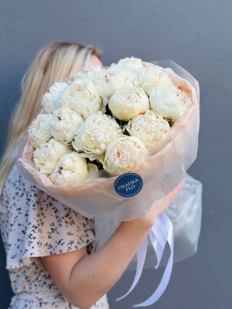 Букет белых пионов Сара вайт 15 штук