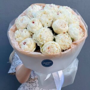 Букет белых пионов Сара вайт 15 штук