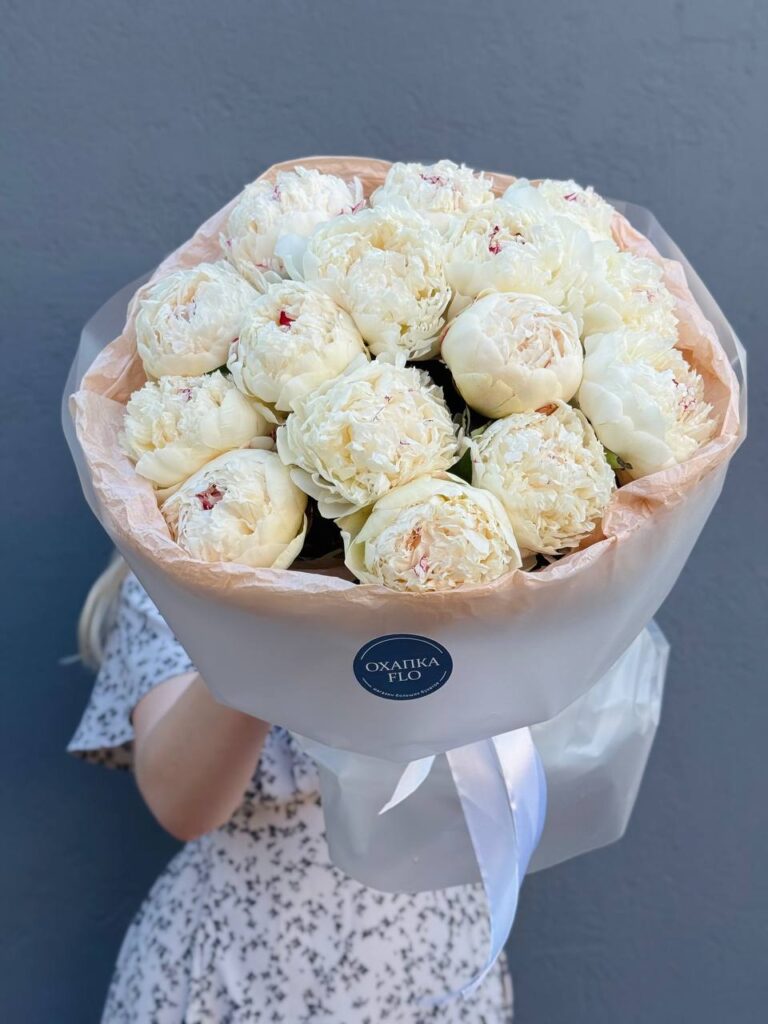 Букет белых пионов Сара вайт 15 штук