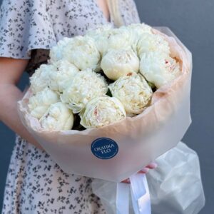 Букет белых пионов Сара вайт 15 штук