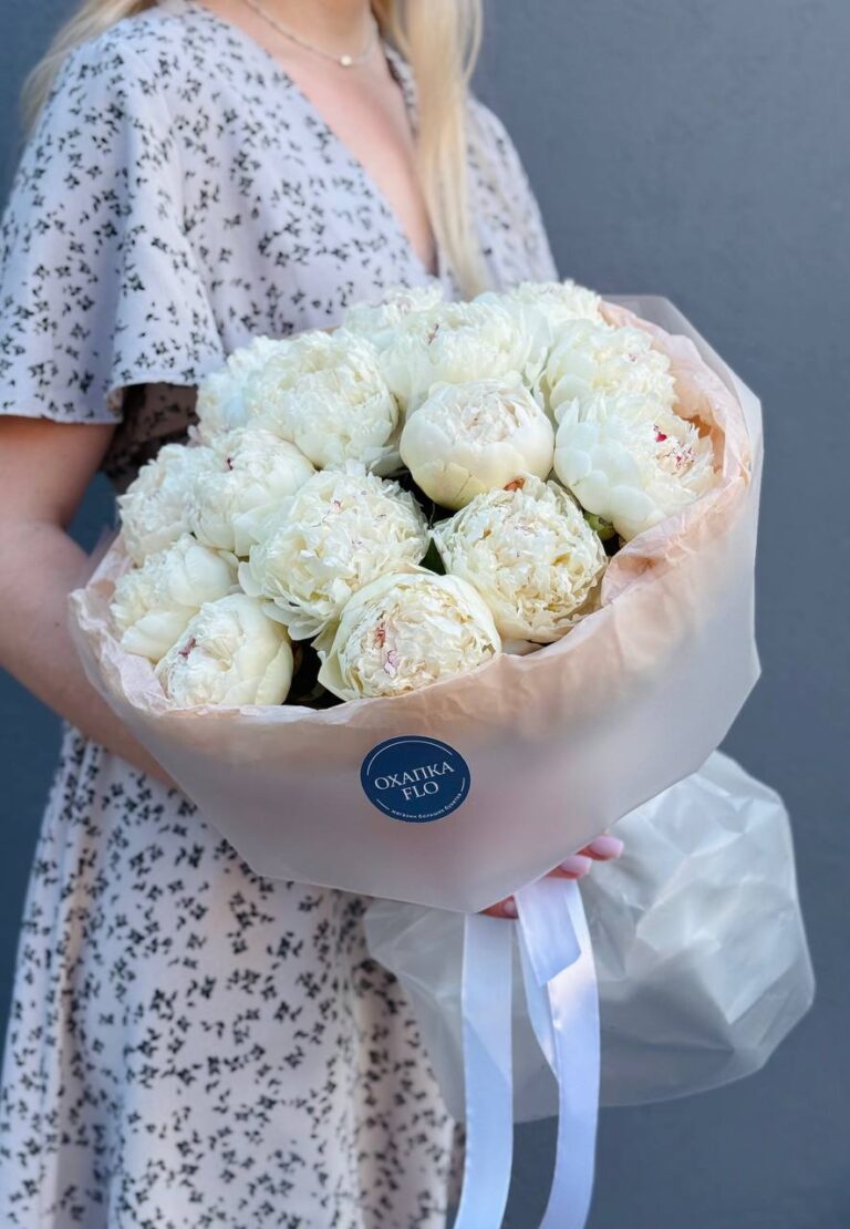 Букет белых пионов Сара вайт 15 штук