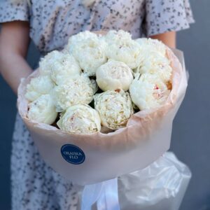 Букет белых пионов Сара вайт 15 штук