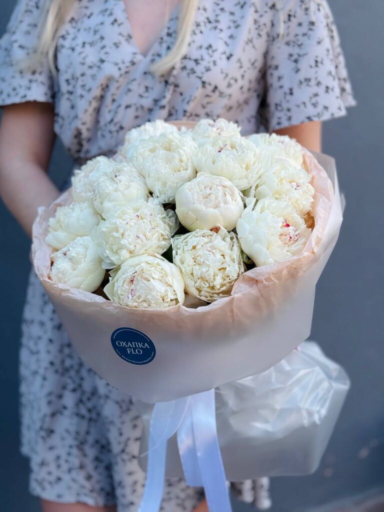 Букет белых пионов Сара вайт 15 штук